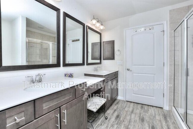 Building Photo - 220 Comal Ln