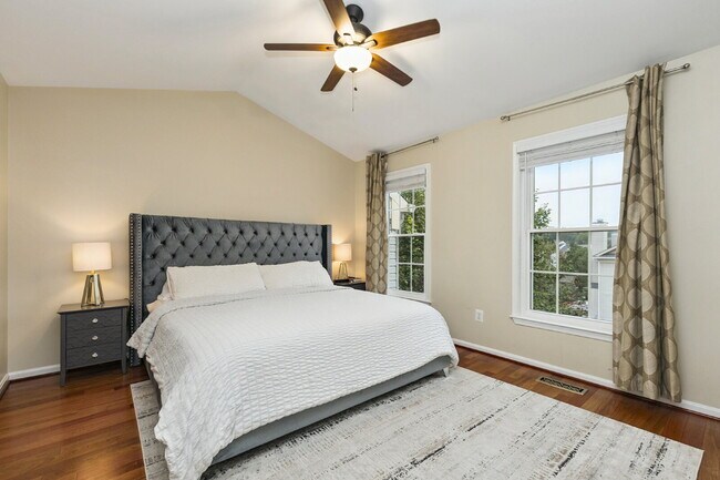 Building Photo - Nestled in the desirable Potomac Lakes com...