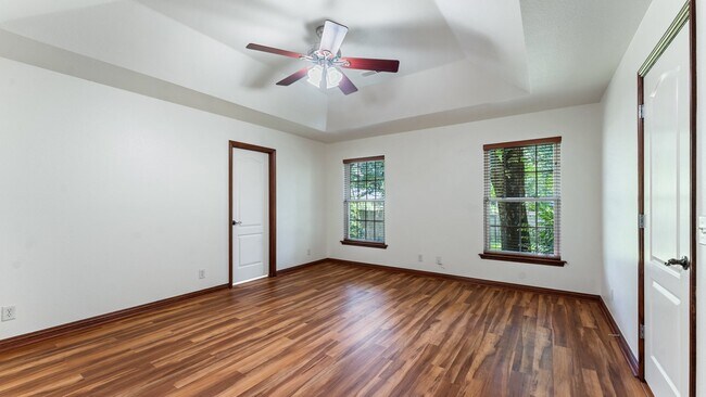 Building Photo - 1135 N Vista Pl