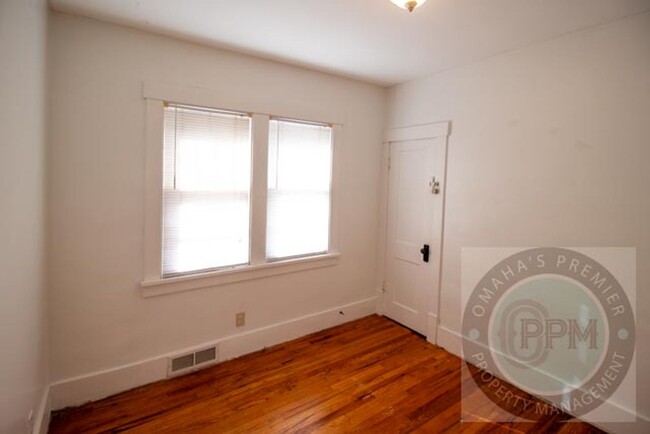 Building Photo - Cozy renovated 2 bedroom 1 bath in the hea...