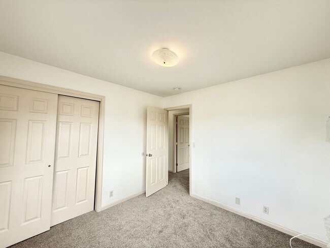 Building Photo - Huge 6br/3ba SF House with Solar Panels!