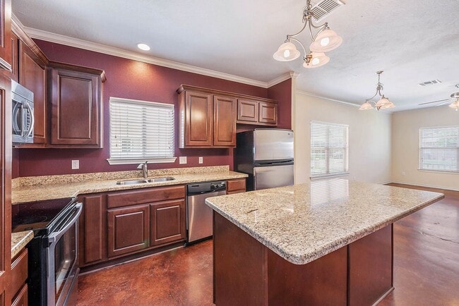 Building Photo - Available August 2026! 4 Bed, 3 Bath in Ho...