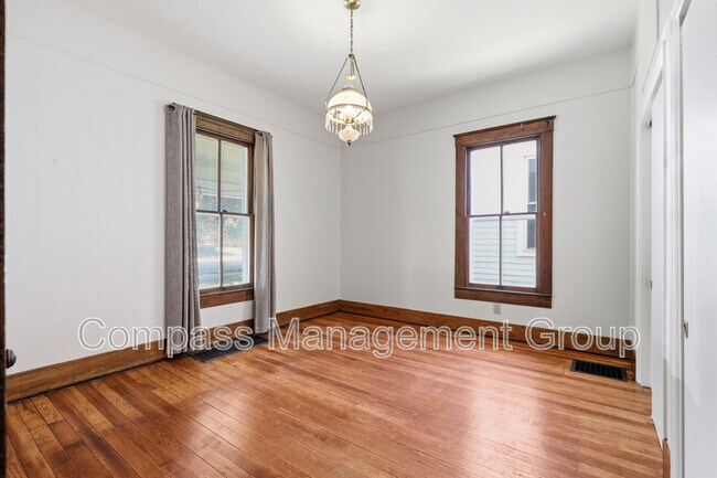 Building Photo - 424 E Burwell Ave