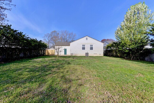 Building Photo - 910 Charlotte Dr