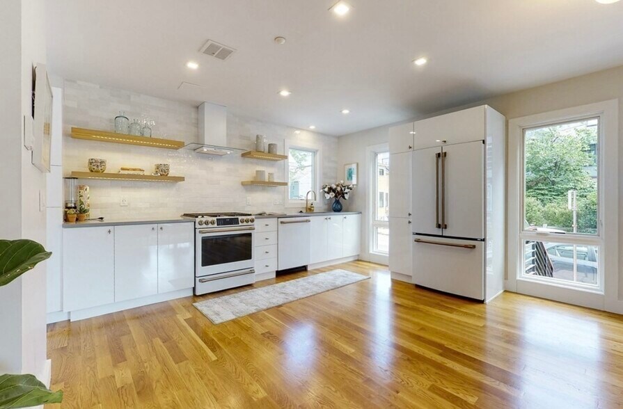 Kitchen & dining area - 58 Lincoln St