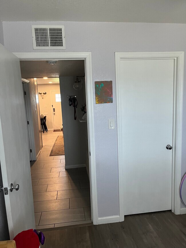 Building Photo - 1506 E Clarendon Ave