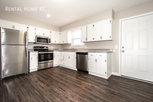 Building Photo - Roomy 3-bed/2-bath Duplex w/Fin Bsmt, fenc...