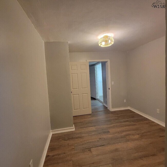 Building Photo - 4444 Phillips Dr