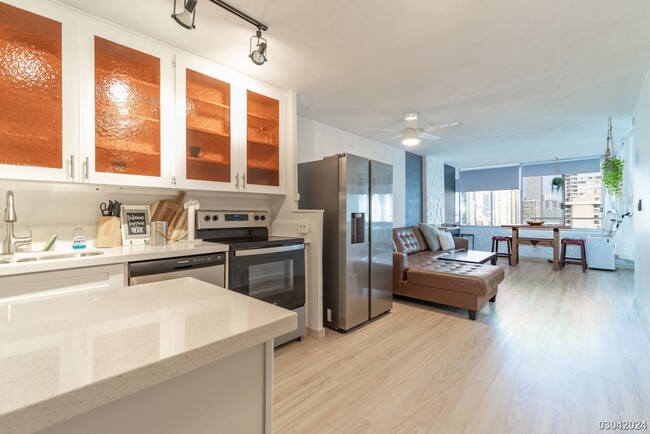 Building Photo - Fully Renovated! 1BR/1BA/1PKG in the heart...