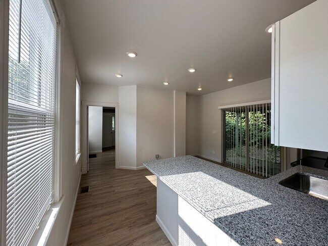 Building Photo - 6 Bed/2 Bath w/Ample Parking Mins. from UC $750/pp ($4500/mo)!