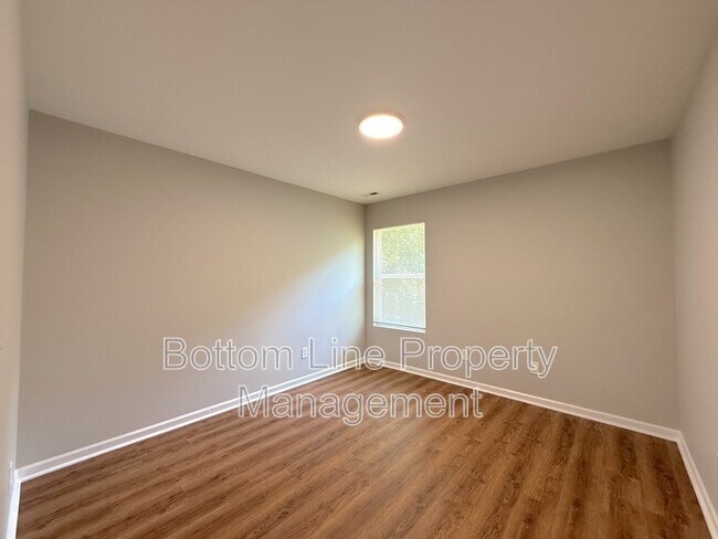 Building Photo - 5622 Wallace Cabin Dr