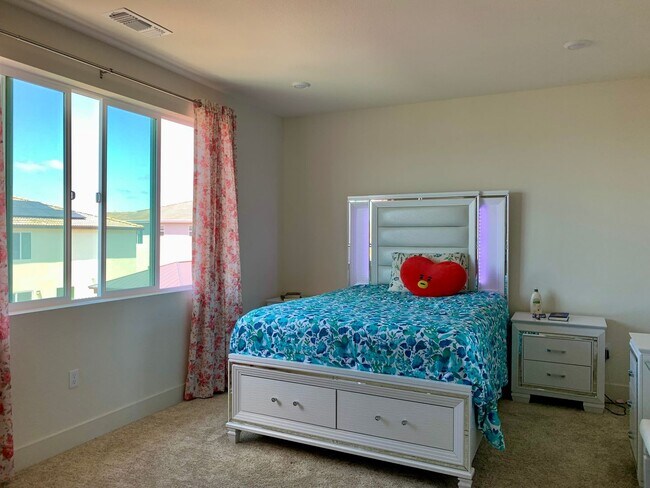 Building Photo - 4 Bedroom Home in Hollister with 3 Full Bathrooms and Central A/C