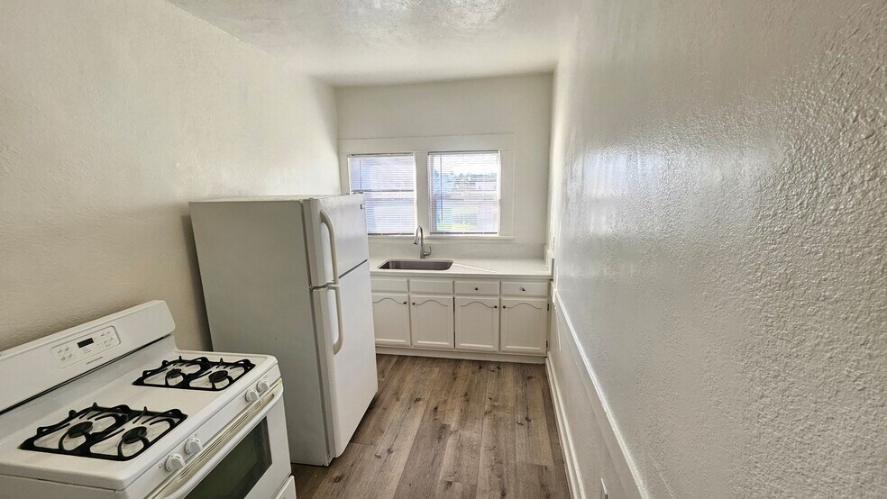 Building Photo - 1330 W 11th St