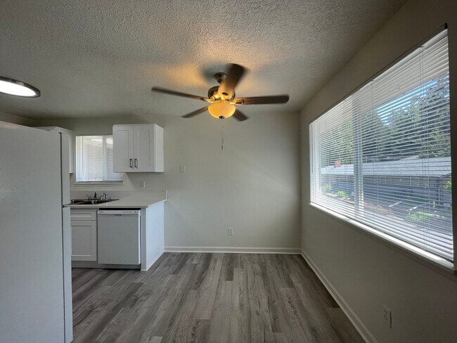 Building Photo - Spacious 2 Bed 1.5 Bath Apartment in Gresham - Newly Renovated w/ Washer & Dryer!