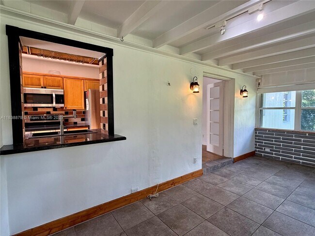 Building Photo - 1102 NE 116th St