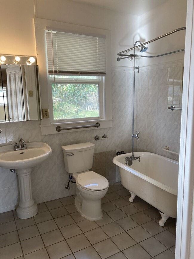 Building Photo - w2152k