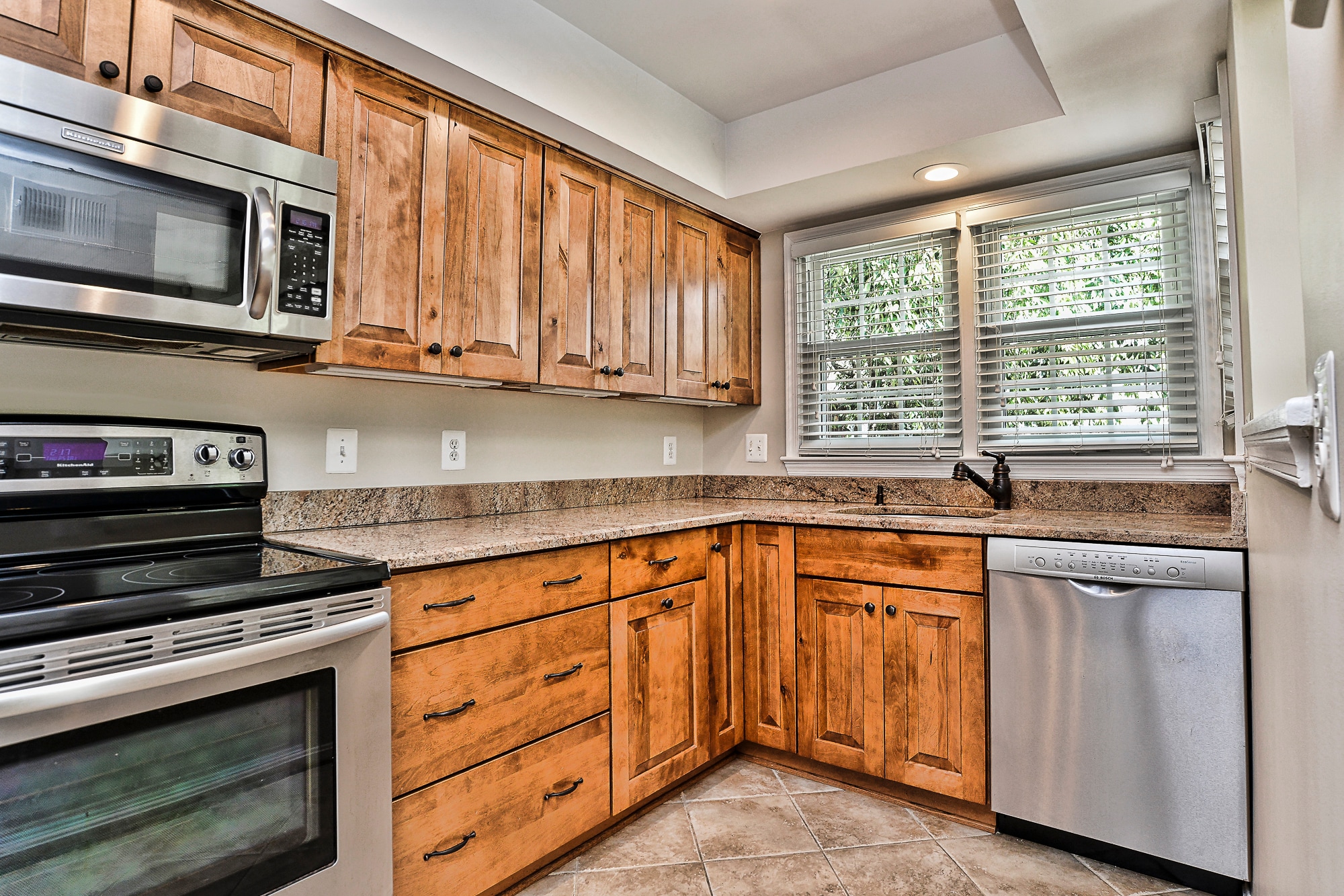 GRANITE KITCHEN - 12817 Mill Brook Ct