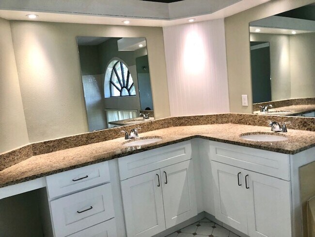 Building Photo - Available for move in February 2026!! Nice corner 2bed/2bath condo on 2nd floor with a spacious b...