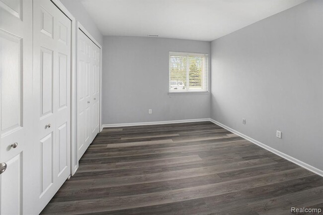 Building Photo - 15054 Riverside Dr