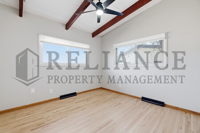 Building Photo - 2541 W Benjamin Dr