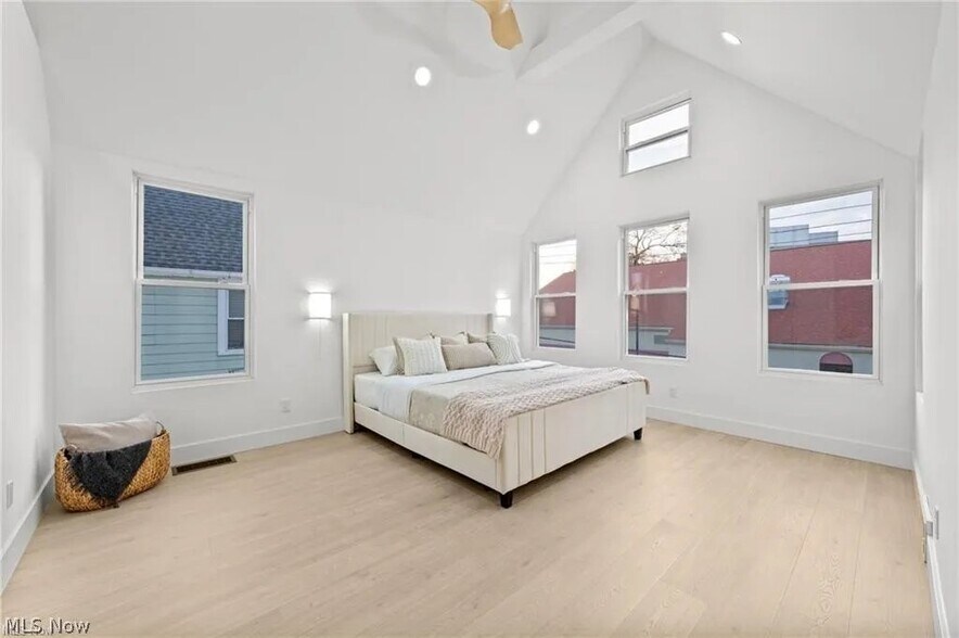 Building Photo - 1422 W 77th St