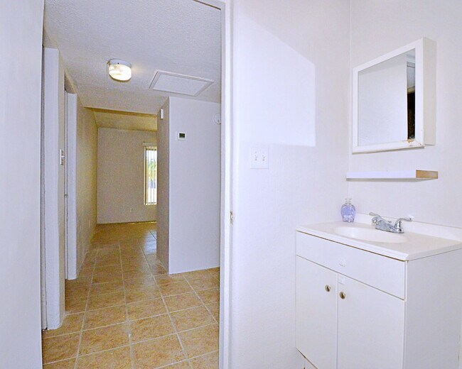 Building Photo - Cozy Indio 2 Bedroom