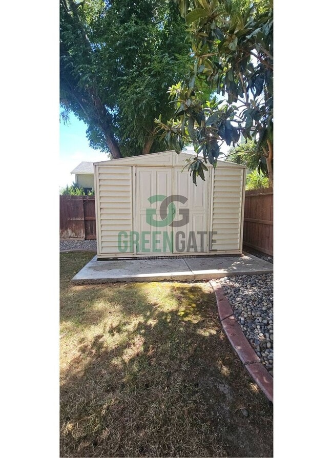 Building Photo - Beautiful 4 Bedroom, 3 Bathroom Home in Tr...