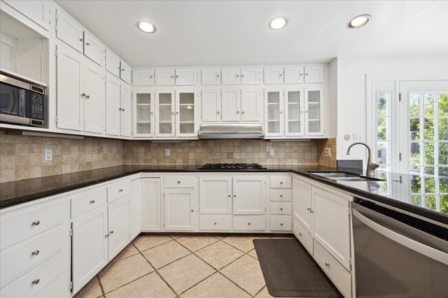 Building Photo - 4025 Essex Ln