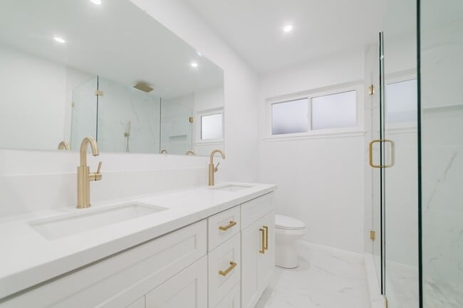 Building Photo - 3163 Camarillo Ave