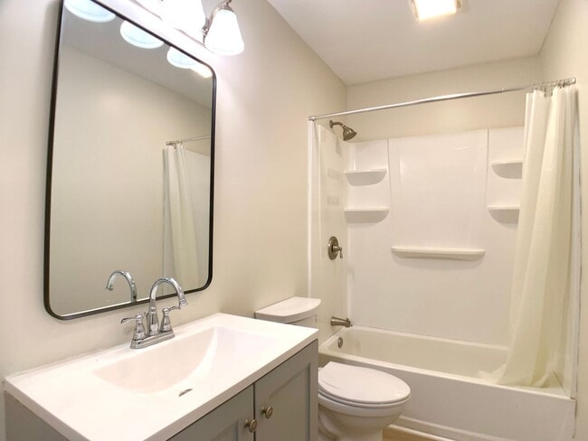 Building Photo - 47 Maple St