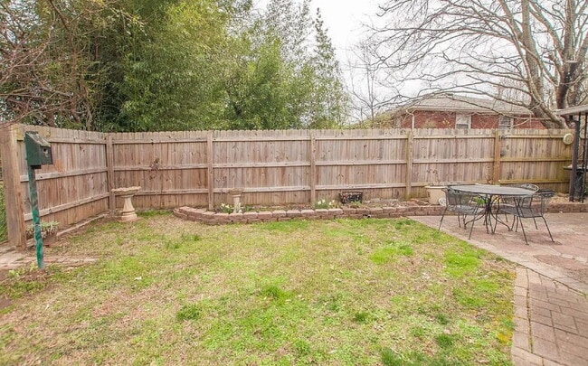 Building Photo - "Charming 2-Bed Home with Spacious 1700 Sq Ft Layout, FENCED yard!"