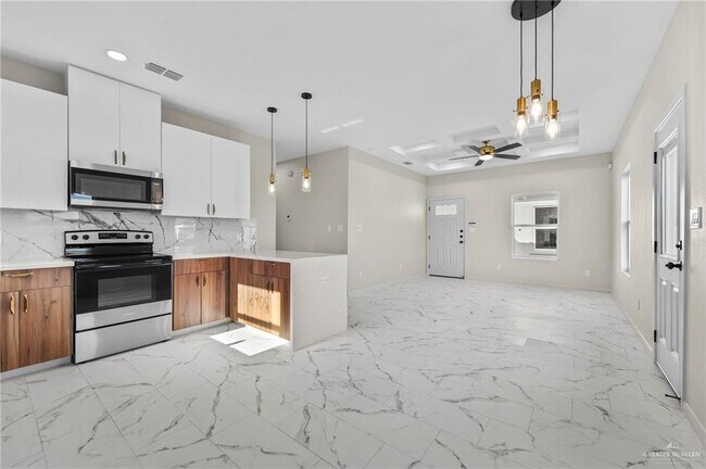 Building Photo - 17 Selena St