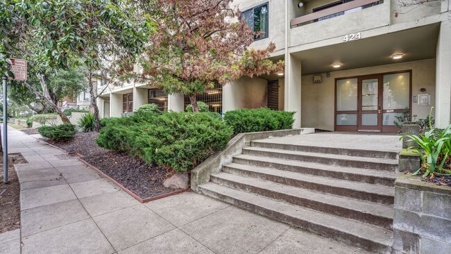 Building Photo - Beautiful Remodeled Adams Point Condo