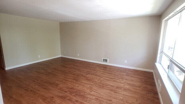 Building Photo - Briarcrest 44