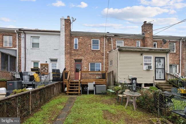 Building Photo - Charming 2-Bedroom Townhome Beautifully Updated and Convenient