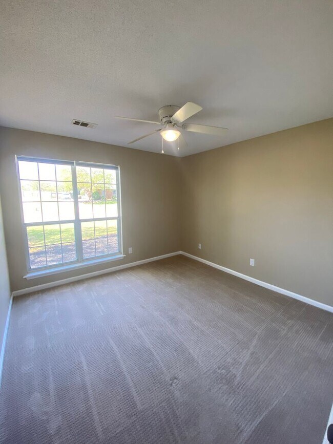 Building Photo - 1112 Panola Cir
