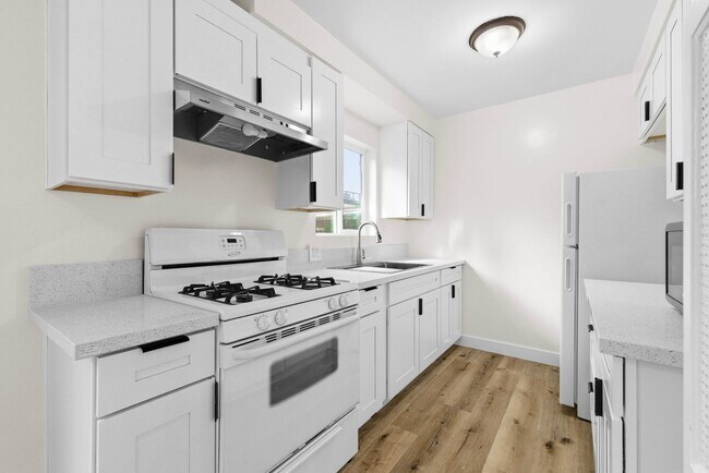 Building Photo - 2BR Coastal La Jolla Apartment | Steps to Windansea Beach