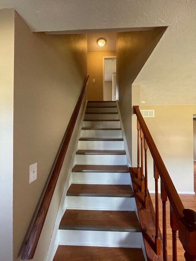 Building Photo - 5683 Crestview Dr