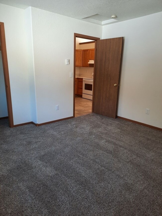 Building Photo - 2 BED | 2 BATH | TOWNHOME | SINGLE GARAGE ...