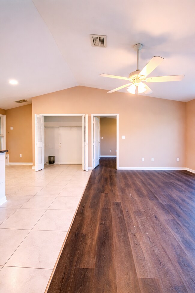 Building Photo - Central located 3 bed 2 bath duplex- 1 car garage