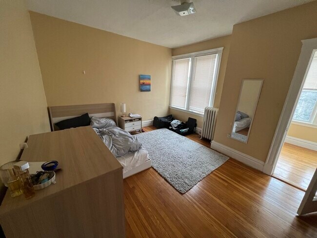 Building Photo - 59A Strathmore Rd
