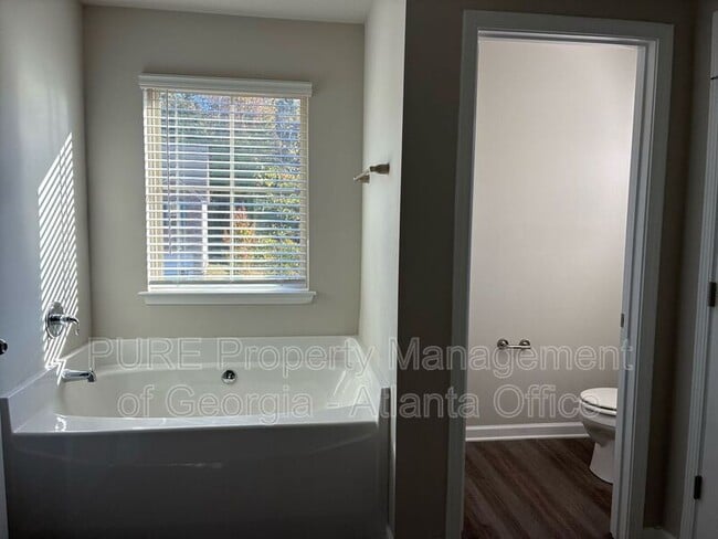 Building Photo - 305 Nutwood Trce