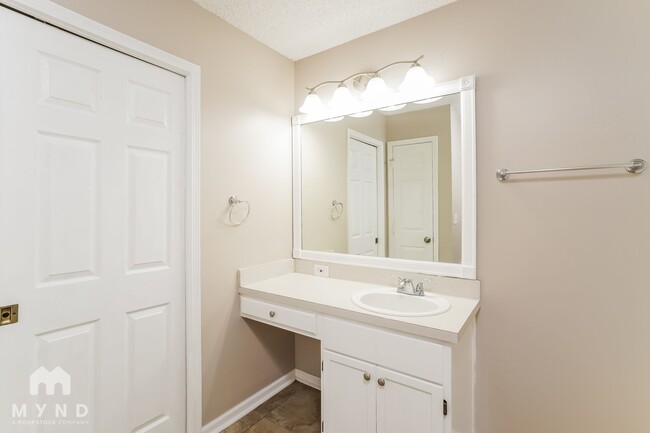 Building Photo - 398 Willow Green Dr