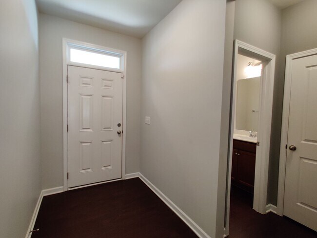 Building Photo - 4 Bedroom, 2.5 Bath Townhome in Savannah Townhomes