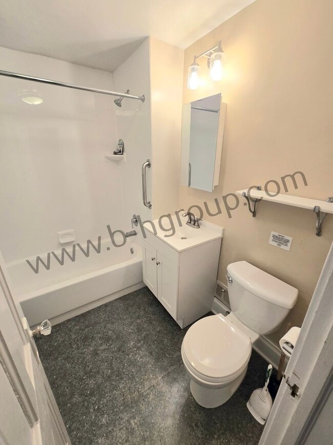 Building Photo - 405 61st St