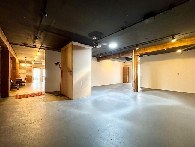 Building Photo - Queen Anne Loft Apartment