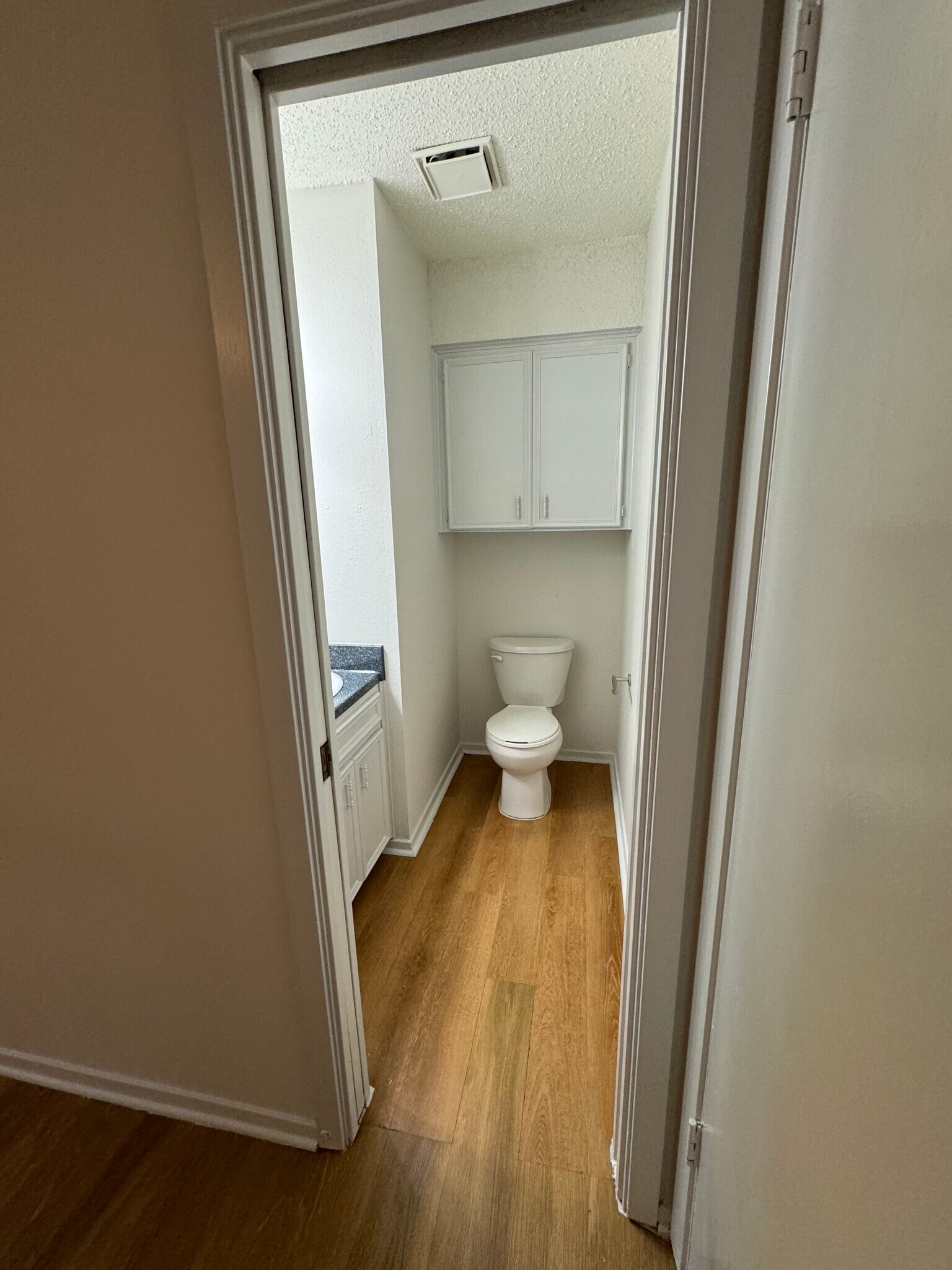 Entering 1/2 bathroom - 7000 Oak Meadow Cir