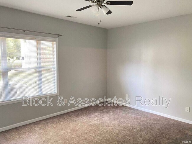 Building Photo - 2110 Breezeway Dr