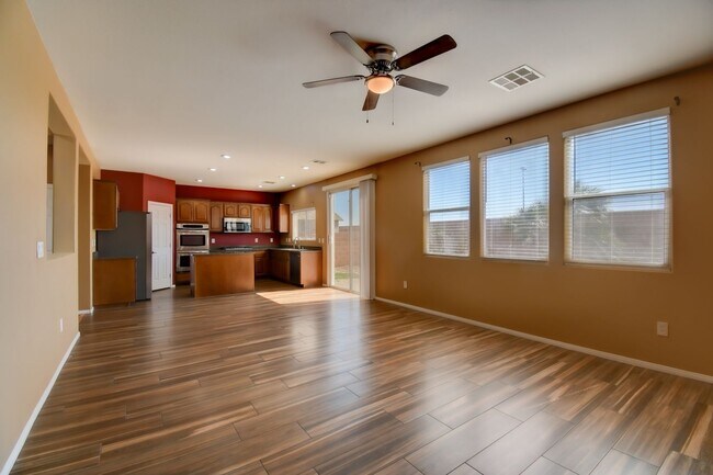 Building Photo - 4 Bed 3 Bath With Huge Loft