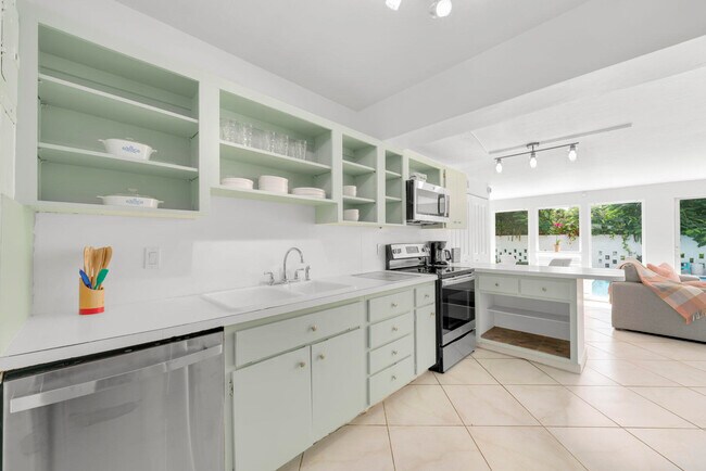 Building Photo - 842 SW 11th Ct